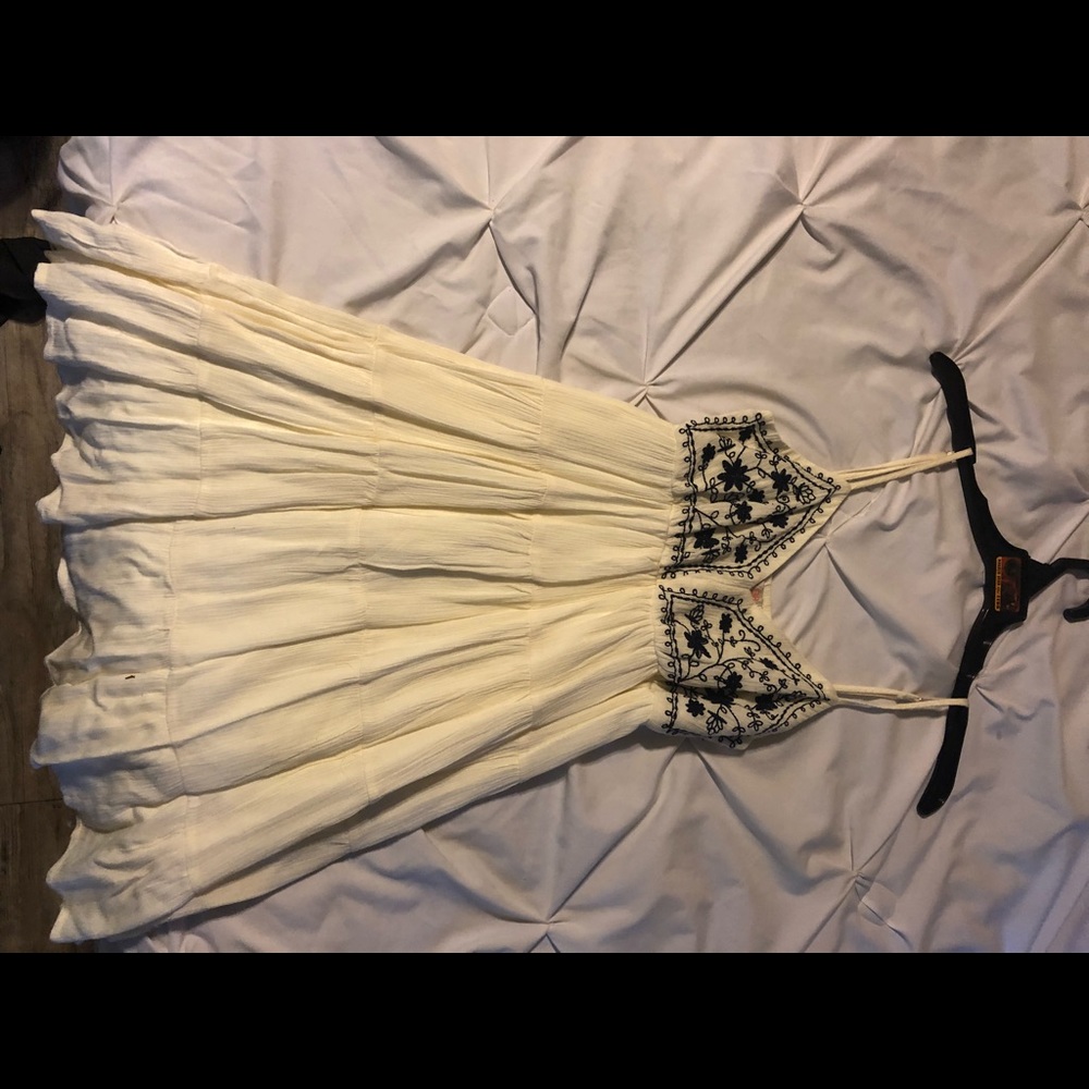 Gianni Bini creme and navy blue dress